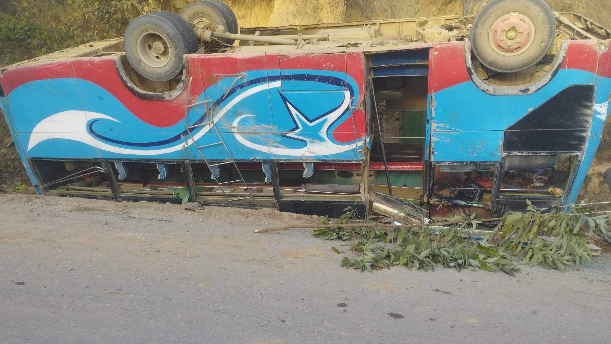 बर्दियाबाट वनभोजका लागि दाङ जादै गरेको बस दुर्घटना