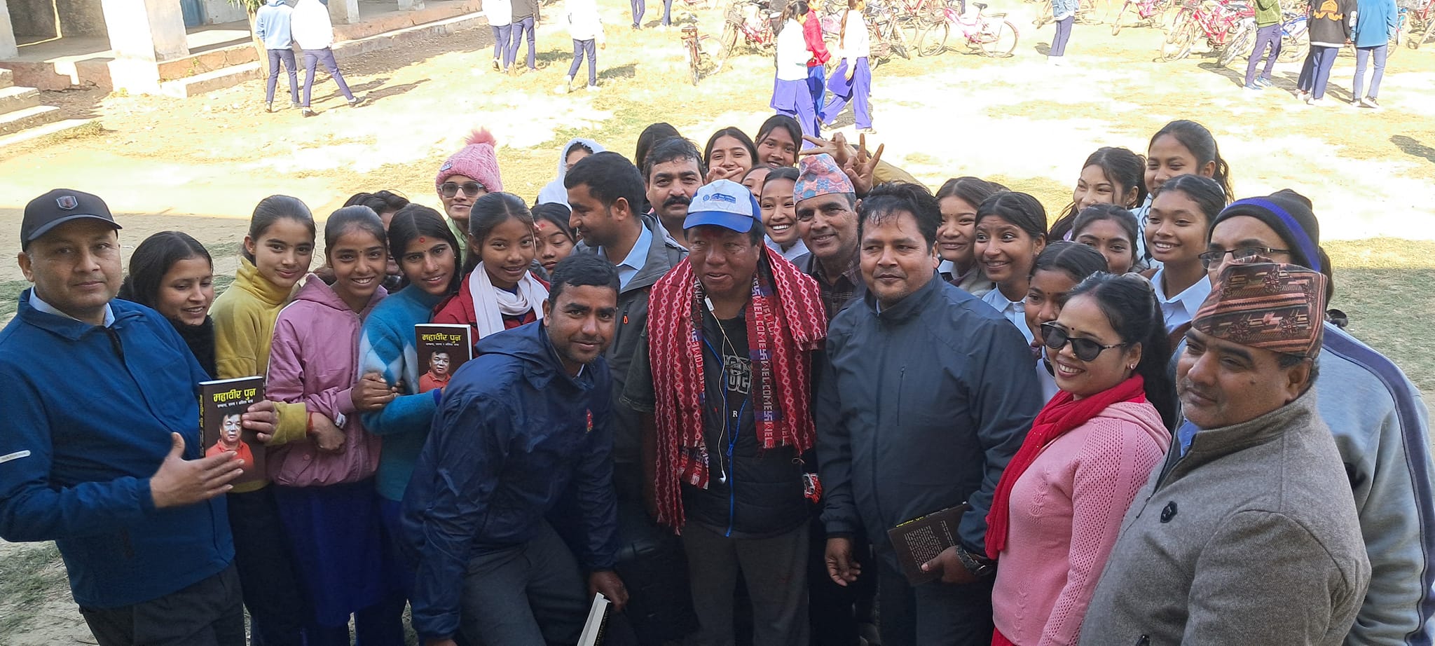 पुस्तक बेच्दै महाविर पुन बर्दियामा