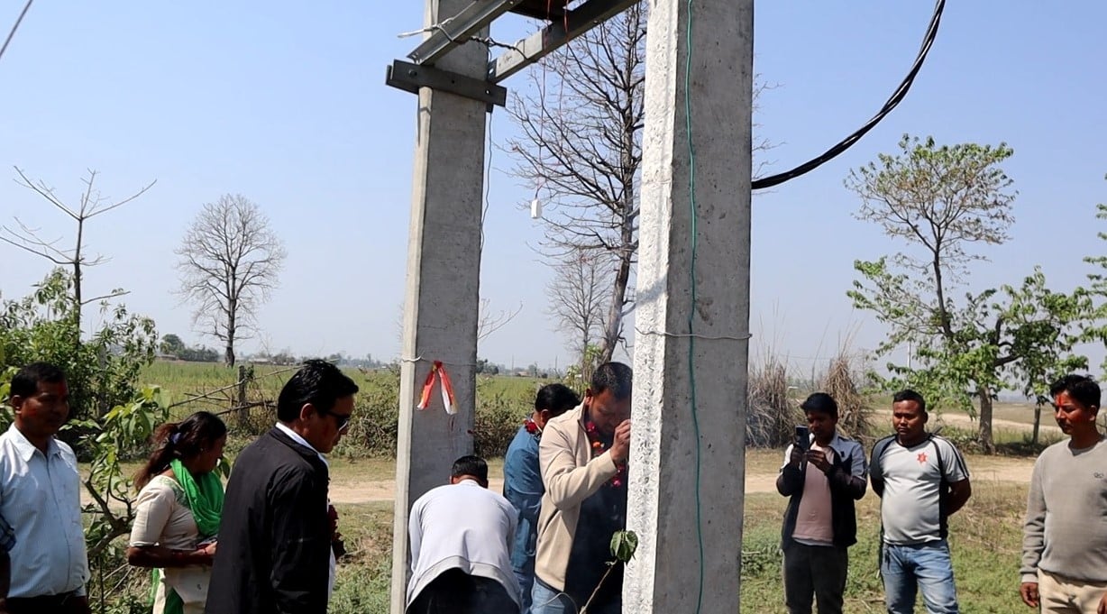 दुर्गम मझरा बस्तीमा बिजुल्ली बिस्तार, स्थानिय खुशी