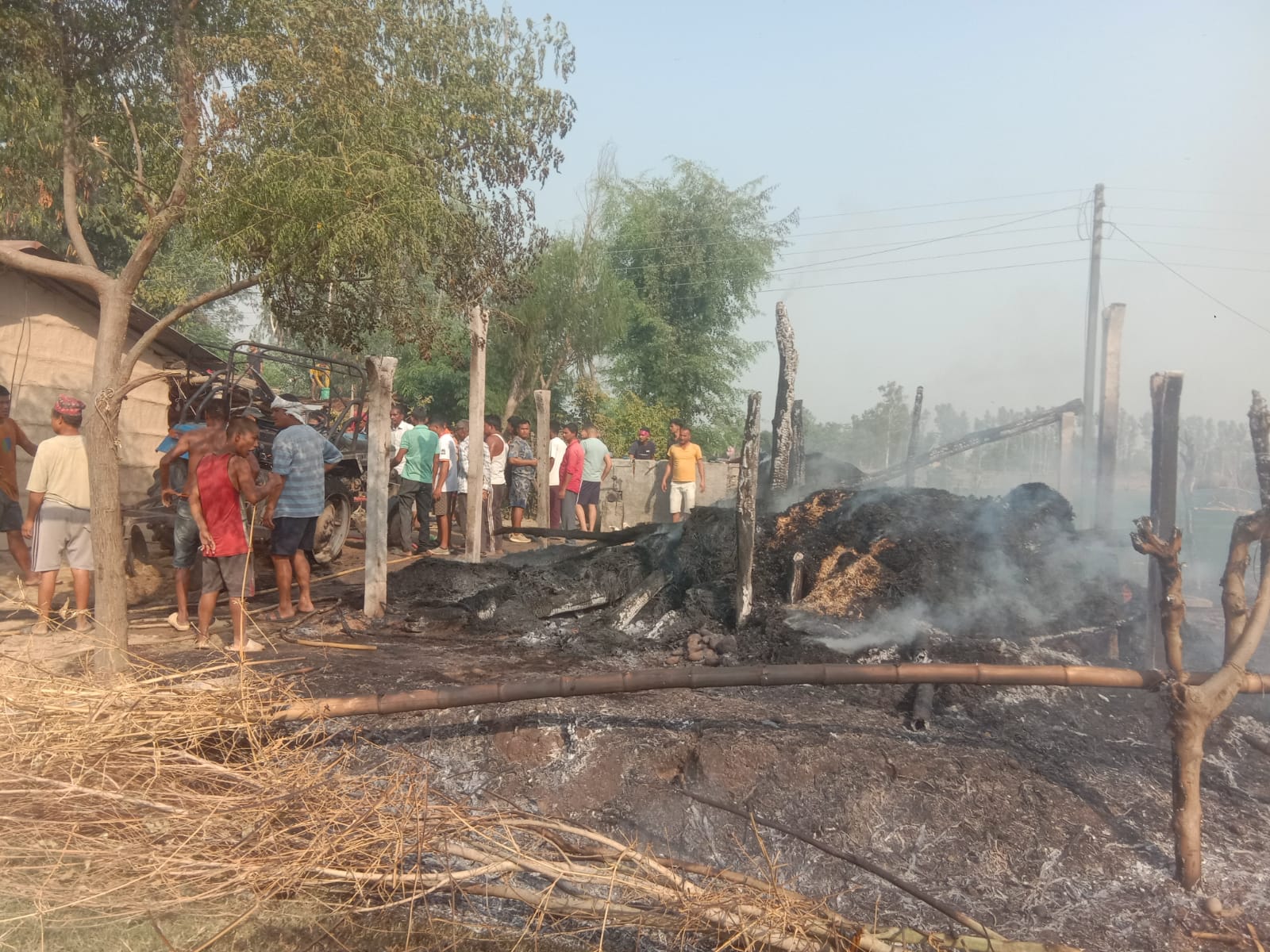 टीकापुरमा आगलागीबाट एक गोठ र ट्रयाक्टर जलेर नष्ट