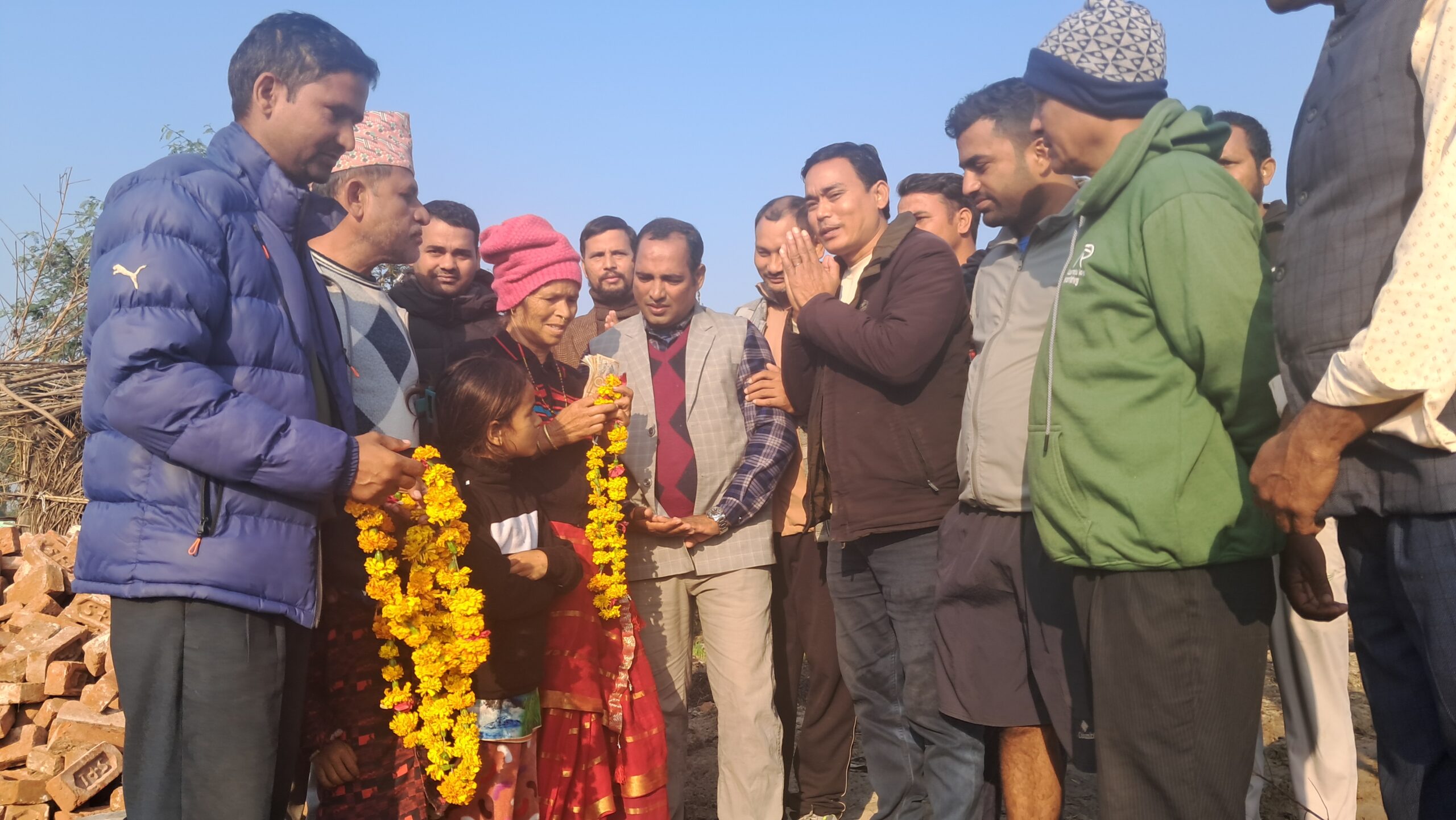 देबु भण्डारीलाई सहयोग प्राप्त हुदै