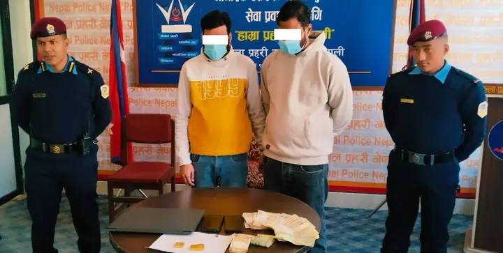 आधा किलो अवैध सुन सहित २ जना भारतीय नागरिक पक्राउ