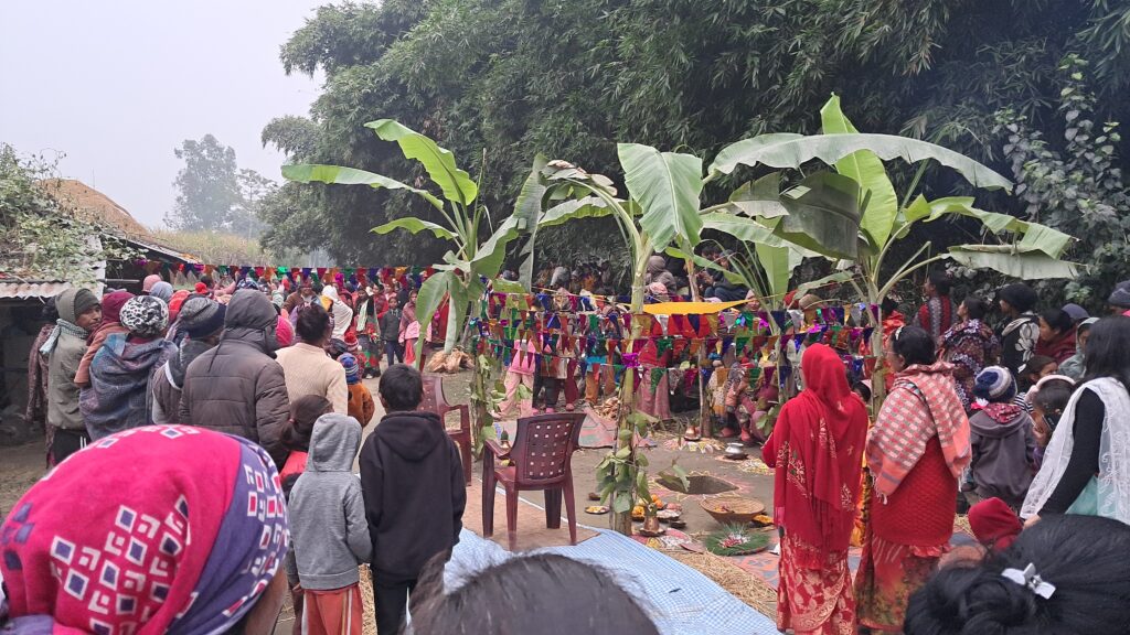 राजापुरमा बिदेशी जोडीले स्थानिय परम्परामा बिवाह गरे