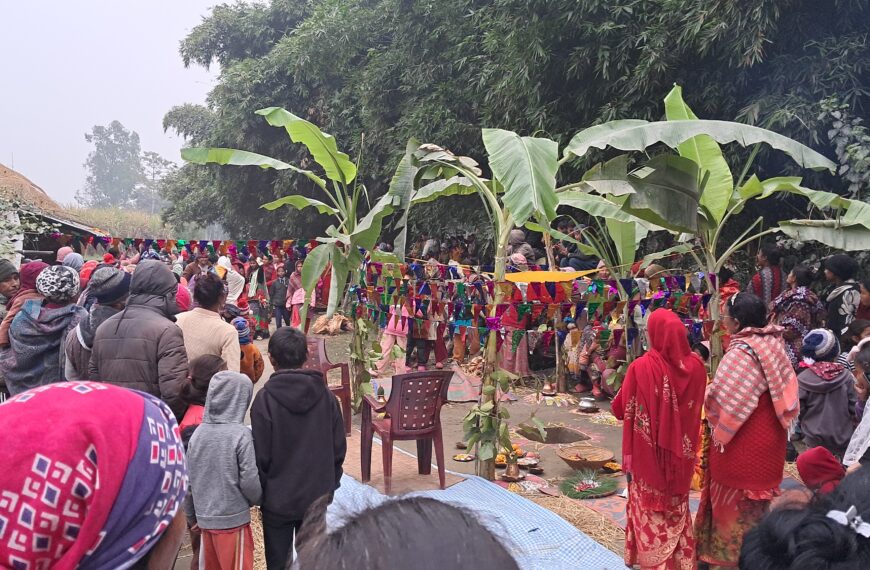 राजापुरमा बिदेशी जोडीले स्थानिय परम्परामा बिवाह गरे