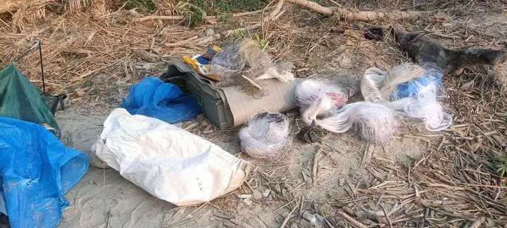 सत्ती कर्णाली वन क्षेत्रबाट चाेरी सिकारी बढेपछि गस्ति टाेलीले बन्दबाेस्तिका सामान बरामद