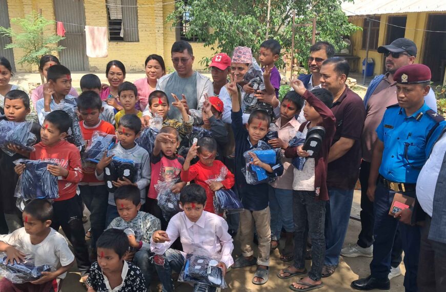 जन्मदिनको अवसरमा मन्त्री तिमिल्सिनाद्वारा अनाथ बालबालिकालाई पोशाक र भोज