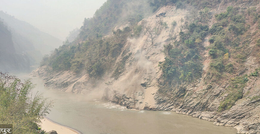 नारायणगढ–मुग्लिन सडकमा समानान्तर बाटो खन्न थालियो