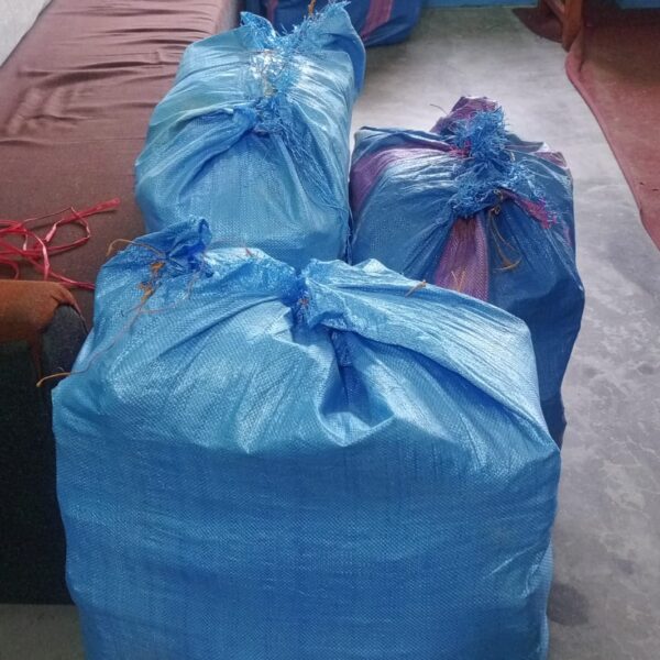 दुई लाखका कपडा सहित दुई जना…