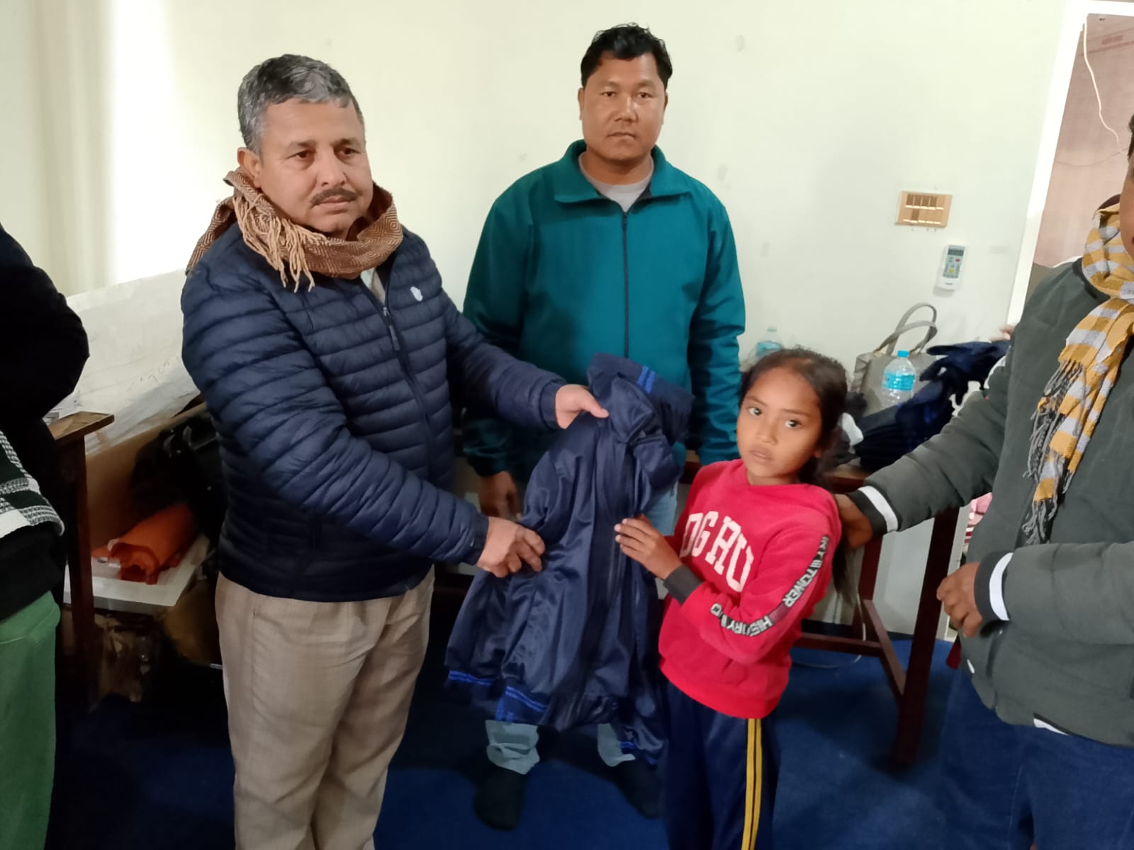 टीकापुर–७ मा २०१ बालबालिकालाई न्यानो कपडा वितरण