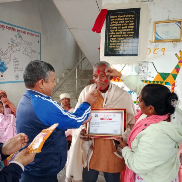 टीकापुर–७ मा सुरक्षित भवनका लागि जग्गा दान गर्ने ३ जना दातालाई सम्मान