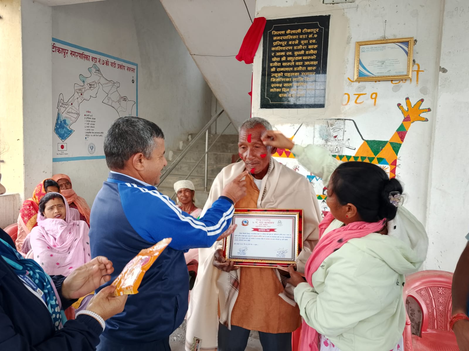 टीकापुर–७ मा सुरक्षित भवनका लागि जग्गा दान गर्ने ३ जना दातालाई सम्मान