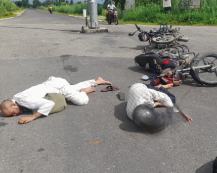 टीकापुरमा दुई मोटरसाइकल ठोक्किँदा तीन जना घाइते